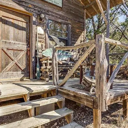 Last Outpost- Cedar Loft Bed and Breakfast